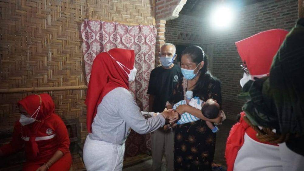 Duta Swasembada Gizi Kabupaten Lampung Selatan, Winarni Nanang Ermanto menyambangi Nuraini (13) derita stuntung. (IDN Times/Silviana).