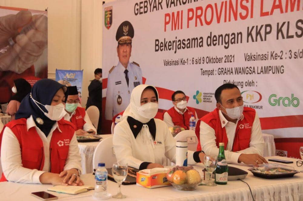 Pengurus PMI mengikuti acara virtual Peresmian Program Nasional Sentra Vaksinasi PMI.