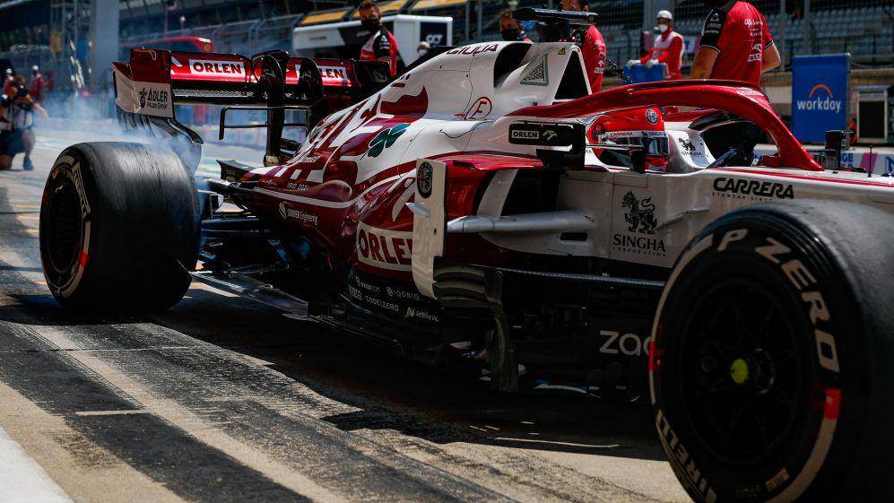 mobil Alfa Romeo saat berada di pit box (formula1.com)