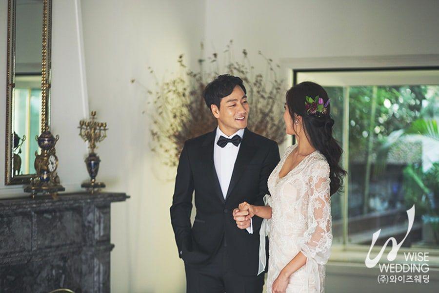 Park Hae Soo dan istrinya (soompi.com)