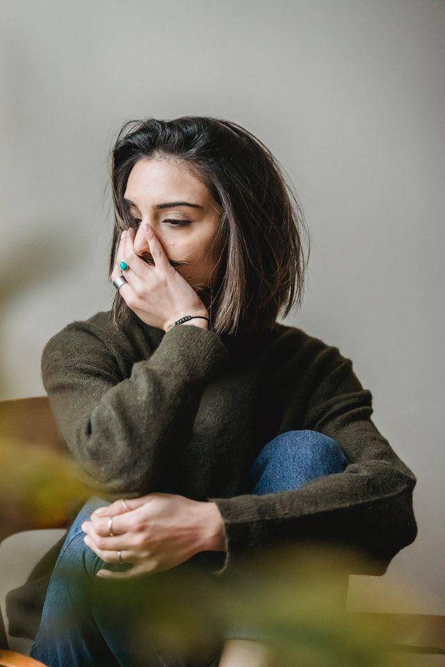 ilustrasi perempuan sendirian (pexels.com/Liza Summer)