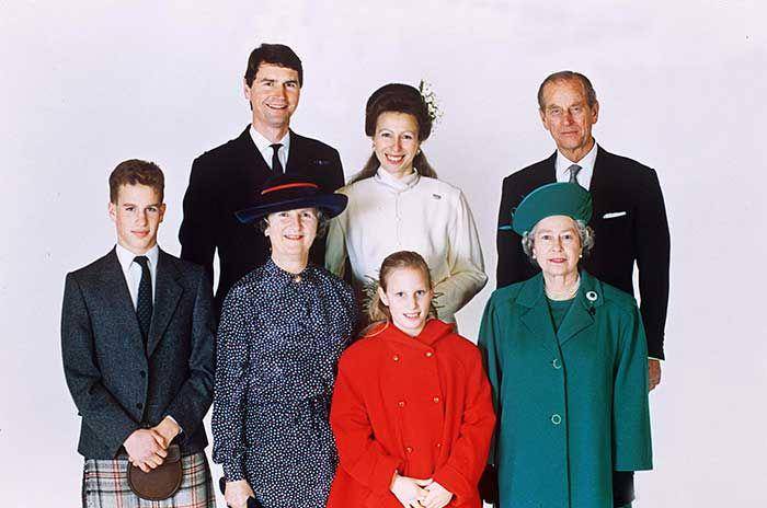 barisan belakang: Sir Timothy Laurence, Princess Anne, Prince Philip | barisan depan: Peter Phillips, Barbara Alison Laurence, Zara Tindall, Queen Elizabeth (hellomagazine.com)