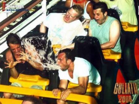 foto saat naik roller coaster (awkwardfamilyphotos.com/Dave)