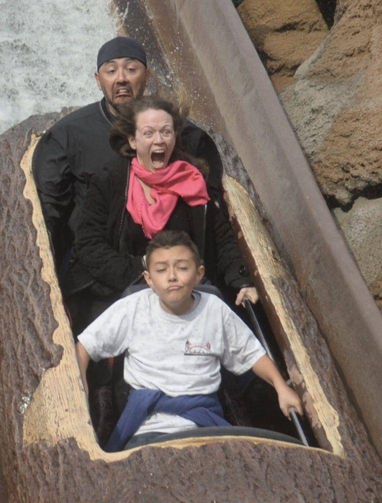foto saat naik roller coaster (awkwardfamilyphotos.com/Amber)