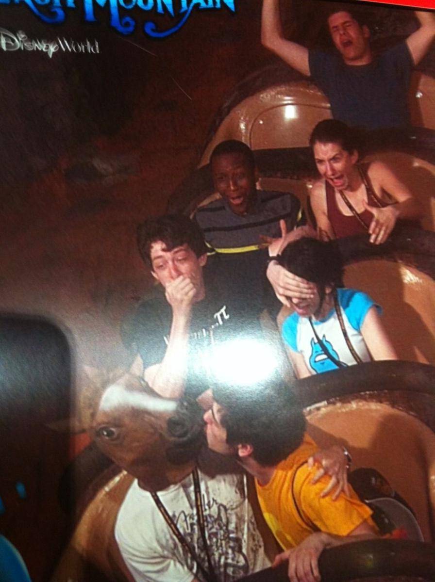 foto saat naik roller coaster (tumblr.com/GrayHood Grayson)