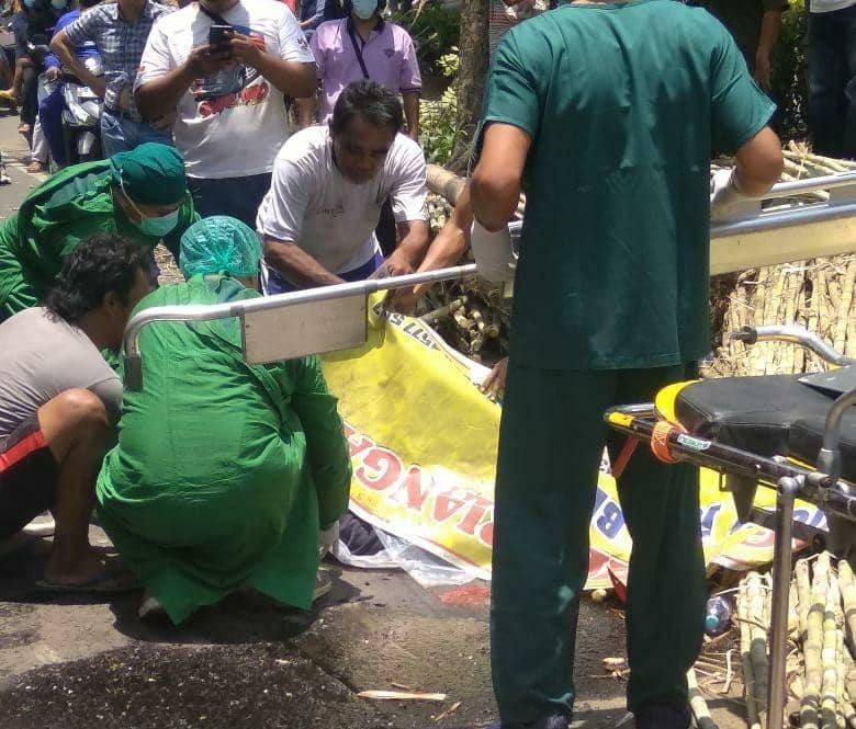 Petugas mengevakuai jenazah korban yang tertimpa truck, IDN Times/ istimewa
