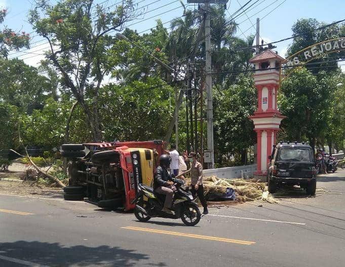 Truck bermuatan tebu terguling dan menimpa pengendara sepeda motor. IDN Times/ istimewa