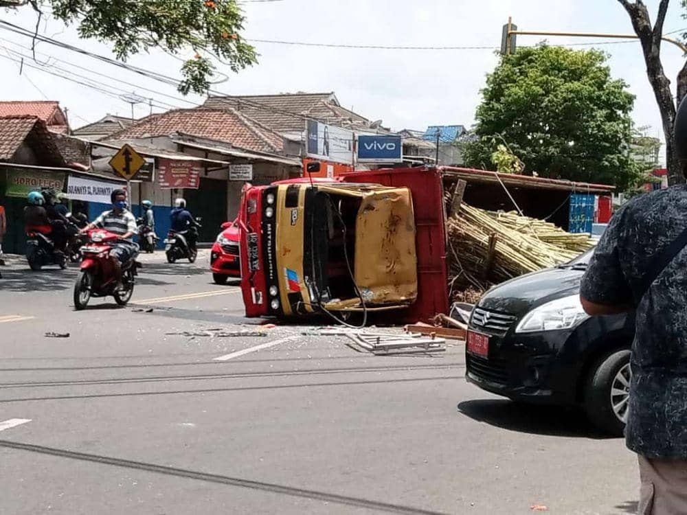 Truck bermuatan tebu terguling dan menimpa pengendara sepeda motor. IDN Times/ istimewa