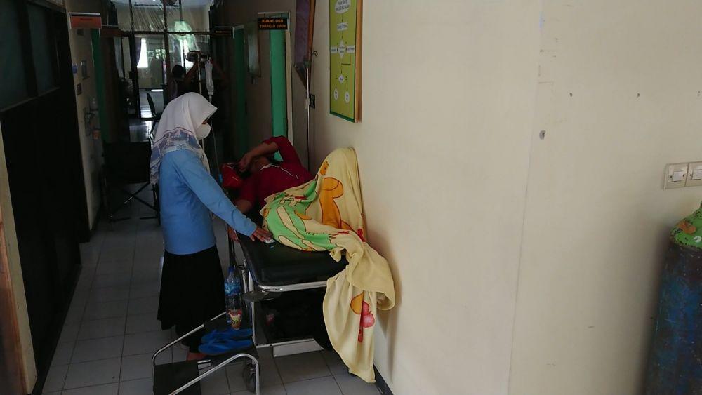 Siswa SMKN 1 Rejotangan Kabupaten Tulungagung saat dirawat di Puskesmas. IDN Times/ Bramanta Pamungkas