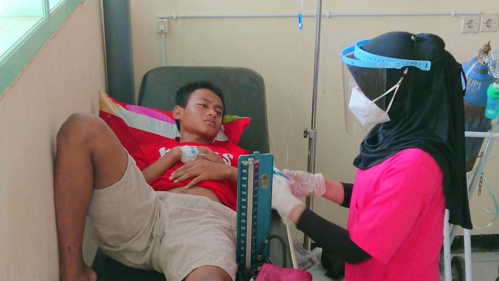 Siswa SMKN 1 Rejotangan Kabupaten Tulungagung saat dirawat di Puskesmas. IDN Times/ Bramanta Pamungkas