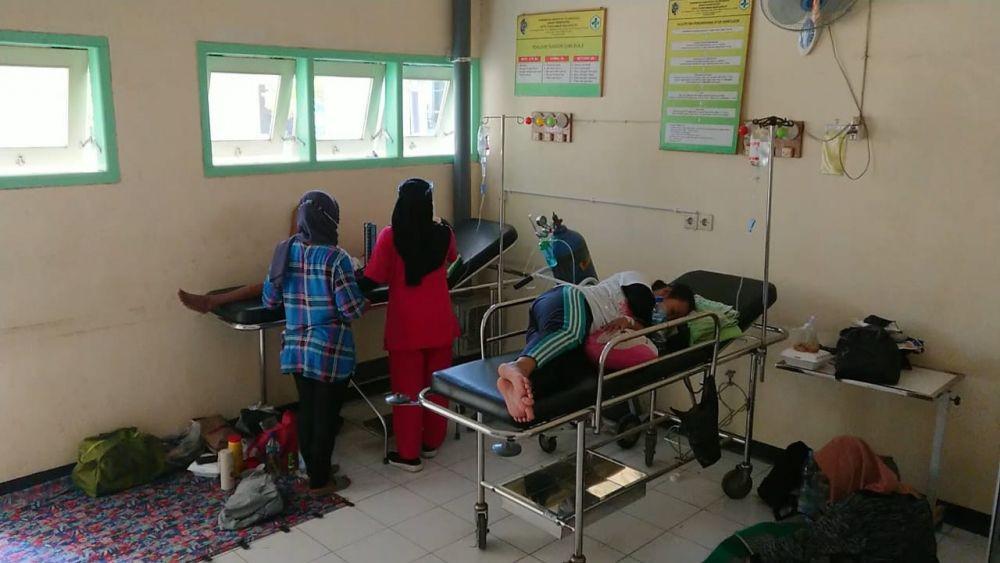 Siswa SMKN 1 Rejotangan Kabupaten Tulungagung saat dirawat di Puskesmas. IDN Times/ Bramanta Pamungkas