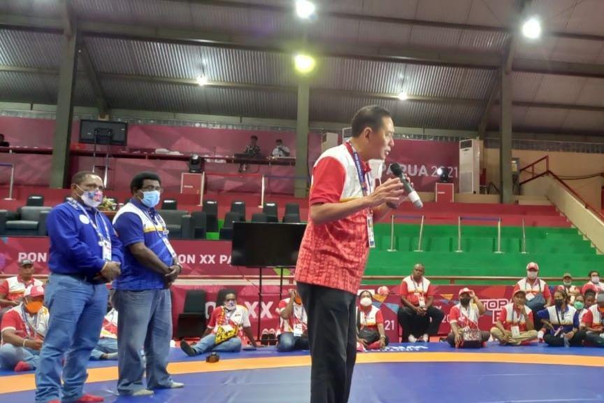 Technical Delegate Cabang Olahraga Gulat di PON XX Papua, Yahya Madjid, kasih arahan ke panitia pelaksana / Dokumentasi PB PGSI