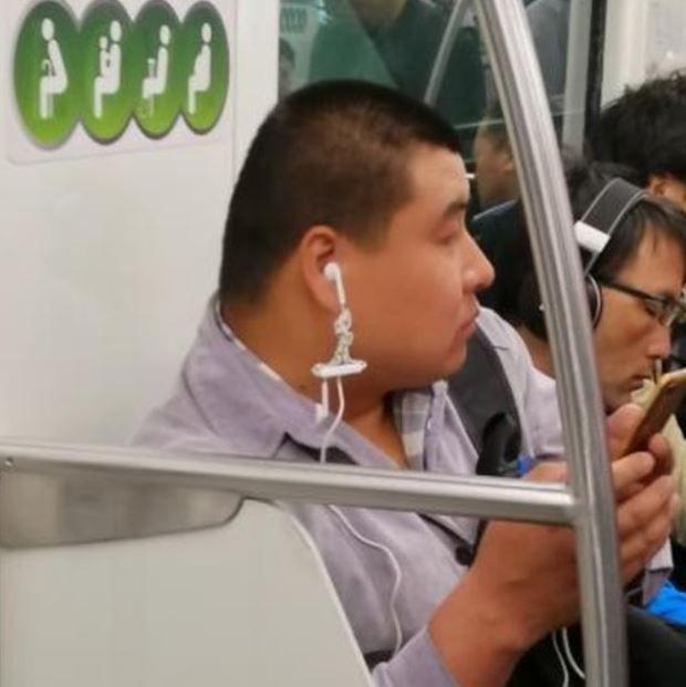 potret nyeleneh orang pakai headset (instagram.com/subwaycreatures)