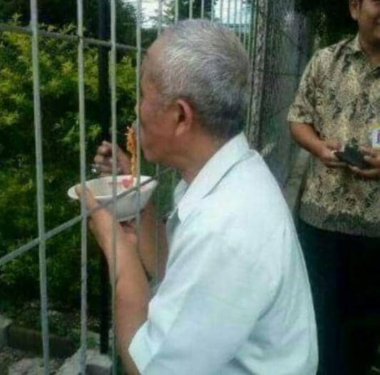 bapak-bapak menikmati makanan (Instagram.com/sukijan.id)
