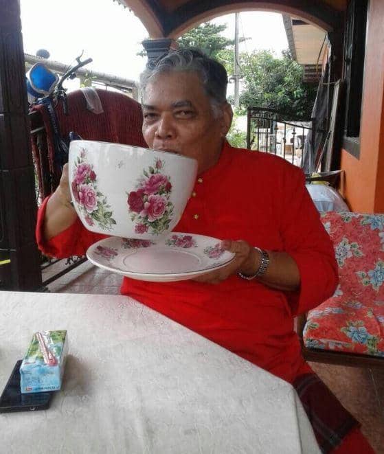 bapak-bapak menikmati makanan (Twitter.com/tokanprinting)