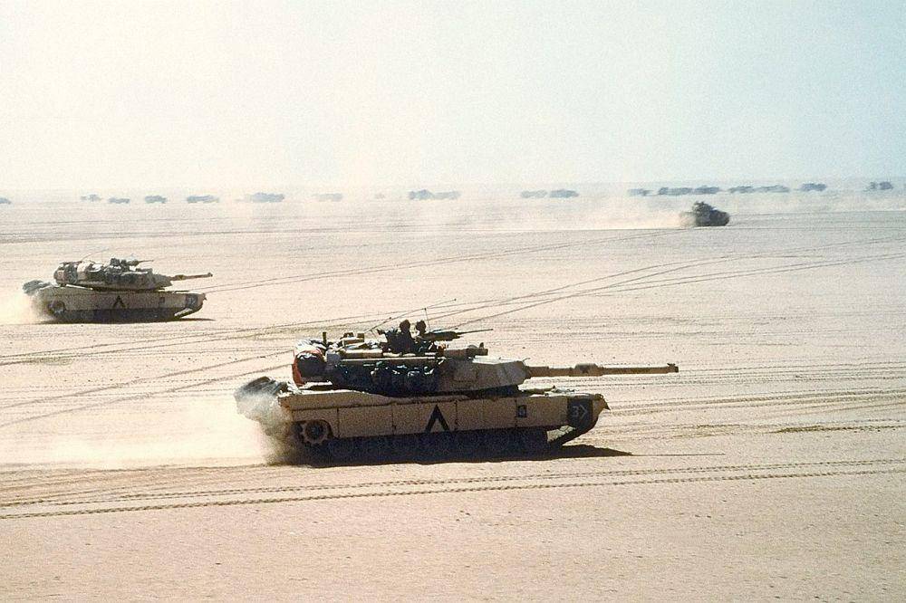 tank-tank M1A1 Abrams dalam Perang Teluk di tahun 1991 (US Navy/PHC D. W. Holmes II)