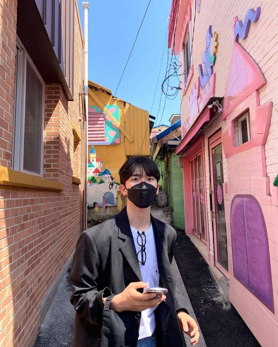 Ahn Ji Ho (instagram.com/an___jiho)