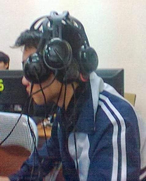 potret nyeleneh orang pakai headset (instagram.com/sukijan.id)