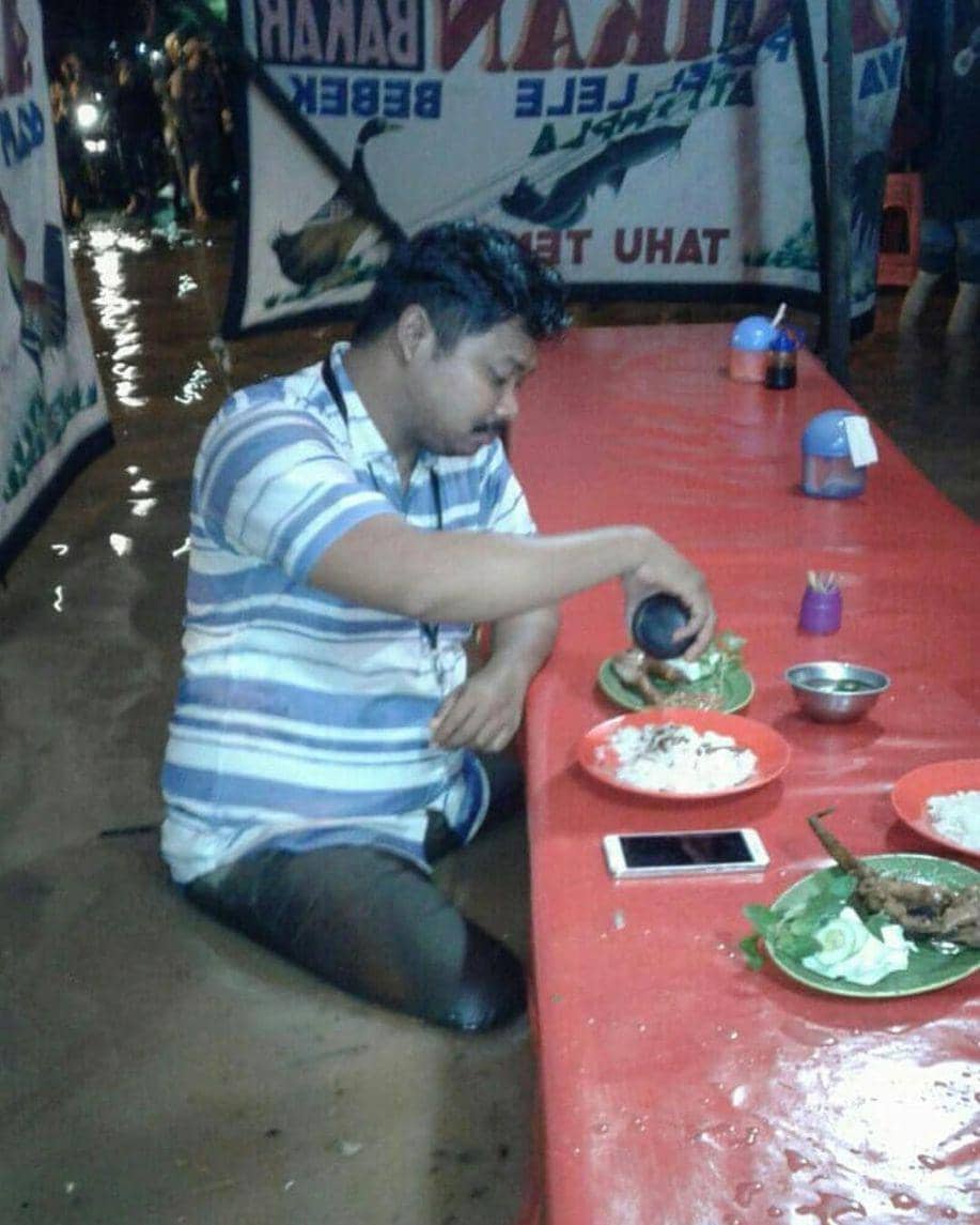 bapak-bapak menikmati makanan (Twitter.com/hansdavidian)