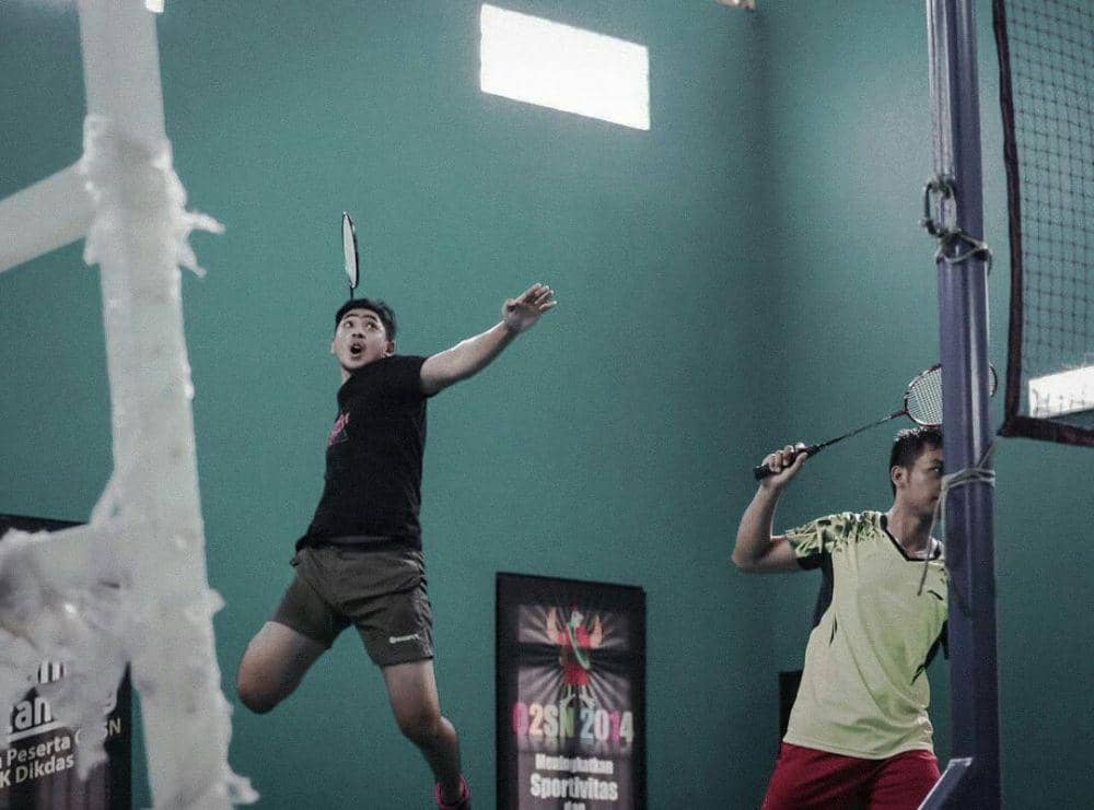 Arya Saloka bermain badminton (instagram.com/aricoboy16)