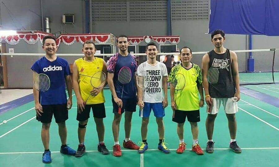 Arya Saloka bermain badminton (instagram.com/aricoboy16)