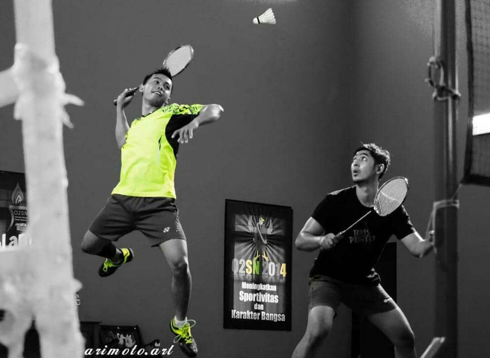 Arya Saloka bermain badminton (instagram.com/aricoboy16)