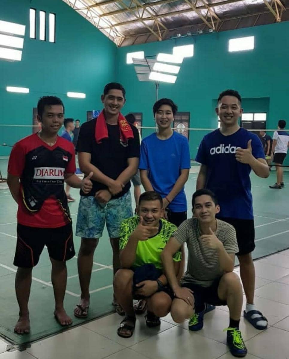 Arya Saloka bermain badminton (instagram.com/aricoboy16)