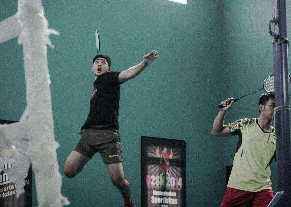 Jump Smash Memukau! 9 Potret Bugar Arya Saloka Bermain Bulu Tangkis