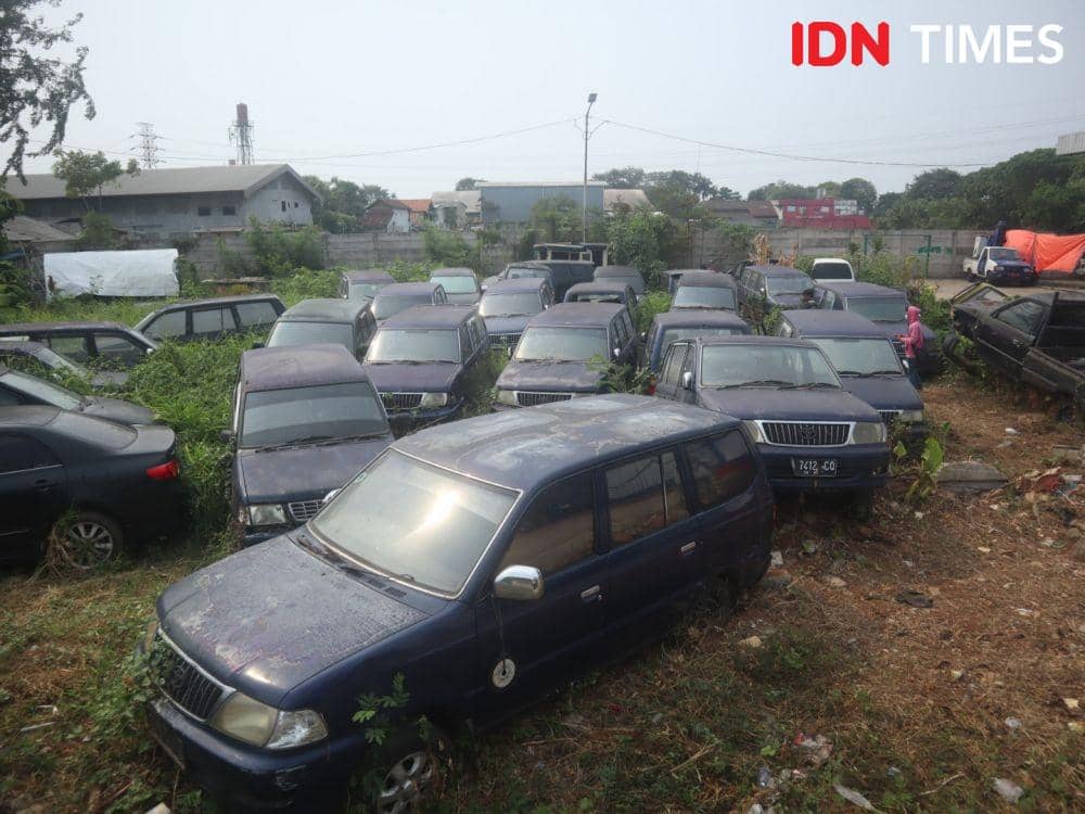 6 Potret Mobil-mobil Dinas Pemkot Tangerang yang Terbengkalai