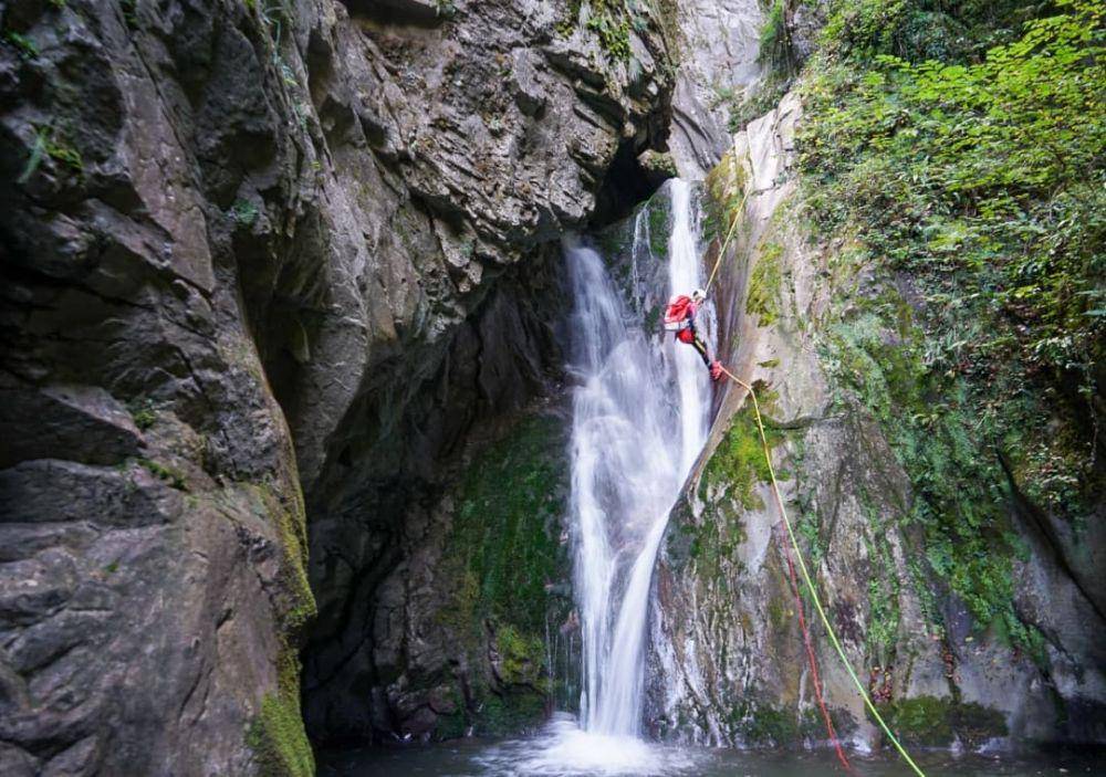ilustrasi olahraga canyoning (instagram.com/alejandro.menendez)