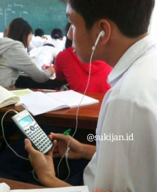 potret nyeleneh orang pakai headset (instagram.com/sukijan.id)