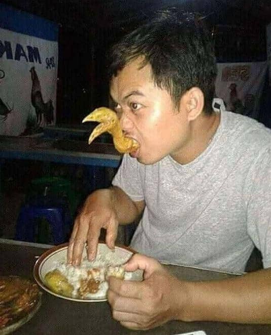 bapak-bapak menikmati makanan (Instagram.com/duhreceh.id)