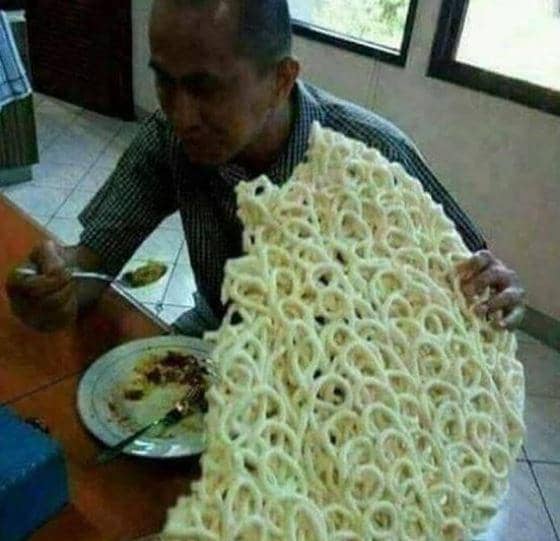 bapak-bapak menikmati makanan (Instagram.com/duhreceh.id)