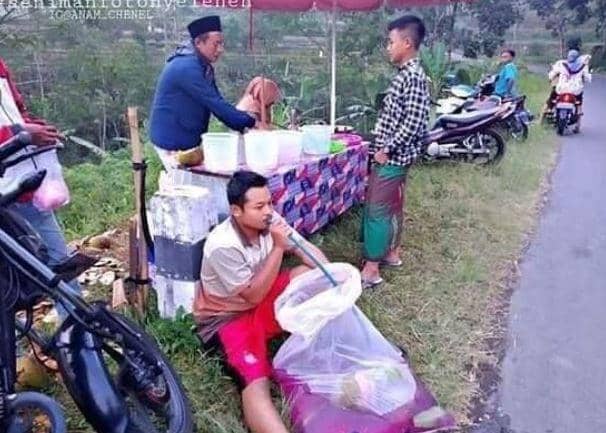 bapak-bapak menikmati makanan (Instagram.com/anam_chenel)