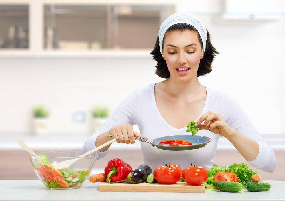 Makan sehat (freegreatpicture.com/healthy-women)