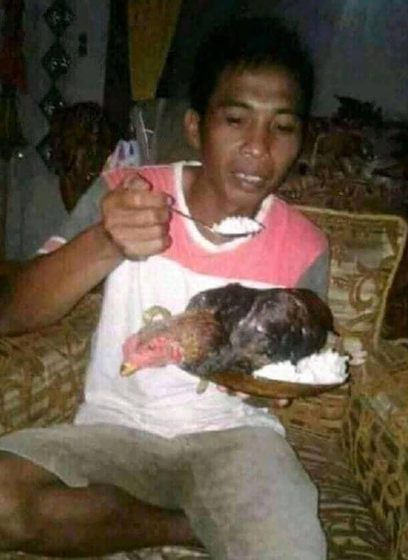 bapak-bapak menikmati makanan (Instagram.com/receh.id)