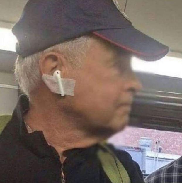 potret nyeleneh orang pakai headset (instagram.com/subwaycreatures)