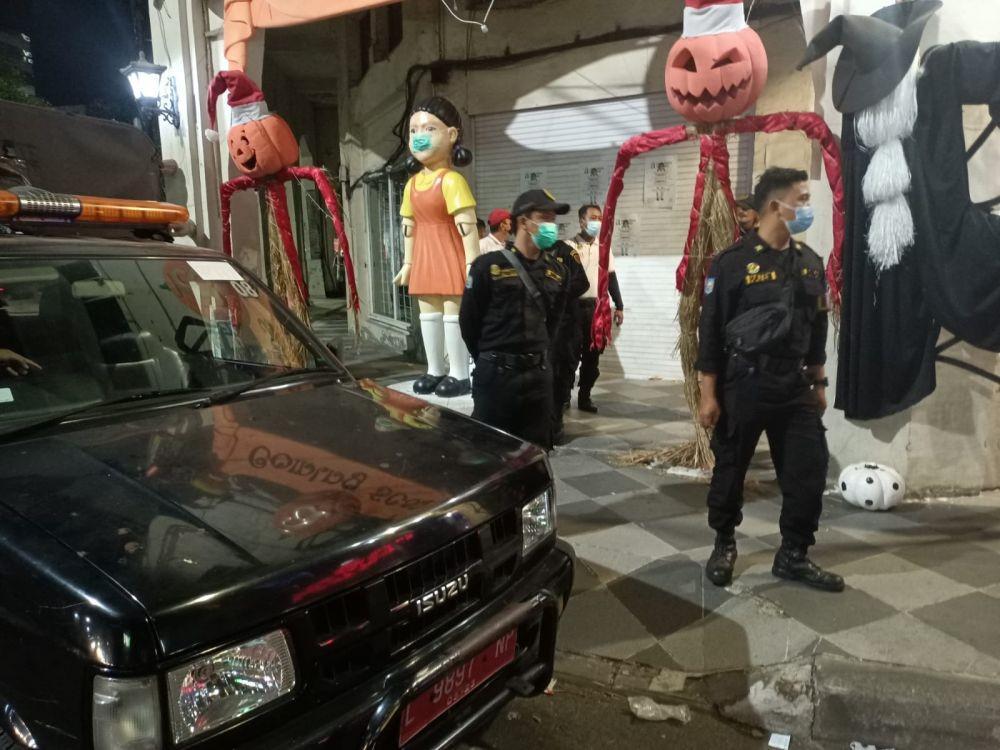 Boneka Squid Game di Surabaya Dibongkar Satpol PP