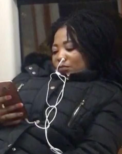 potret nyeleneh orang pakai headset (instagram.com/subwaycreatures)