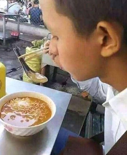 bapak-bapak menikmati makanan (Instagram.com/receh.id)