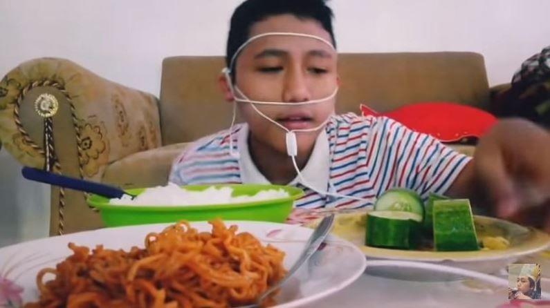 potret nyeleneh orang pakai headset (YouTube/Alexist Rafiquel)
