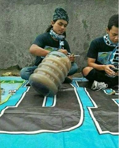 bapak-bapak menikmati makanan (Instagram.com/dramaojol.id)