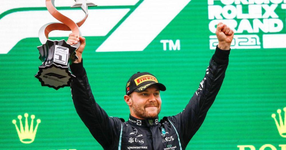 Bottas angkat trofi usai menangi GP Turki (planetf1.com)