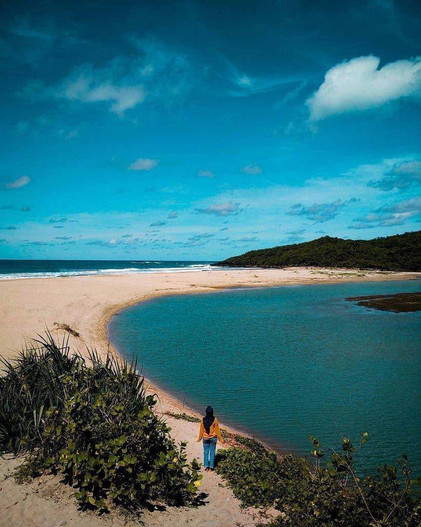 Pantai Cipanarikan, Sukabumi (instagram.com/delta_oscareeltaoscar)