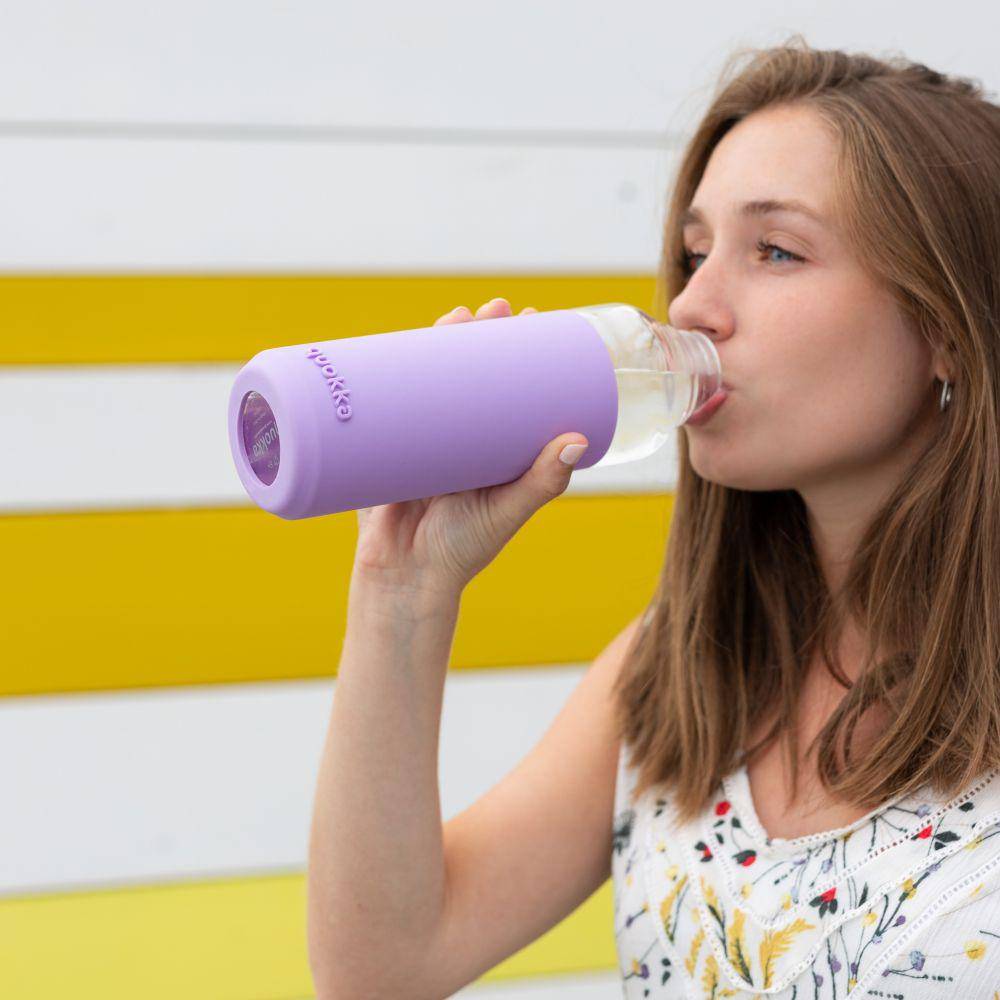 ilustrasi minum air putih (unsplash.com/quokkabottles)