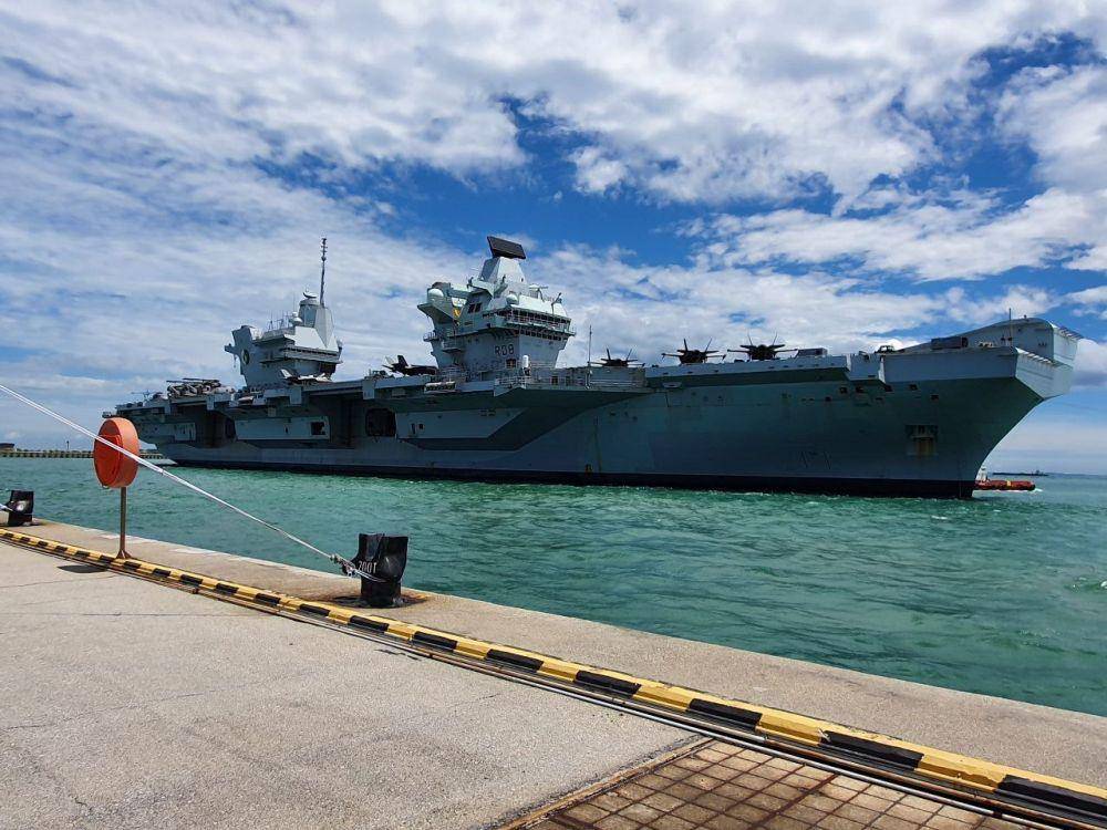 Kapal Induk HMS Queen Elizabeth milik Angkatan Laut Kerajaan Inggris sedang berlabuh di Singapura, pada 11 Oktober 2021. twitter.com/Ng_Eng_Hen