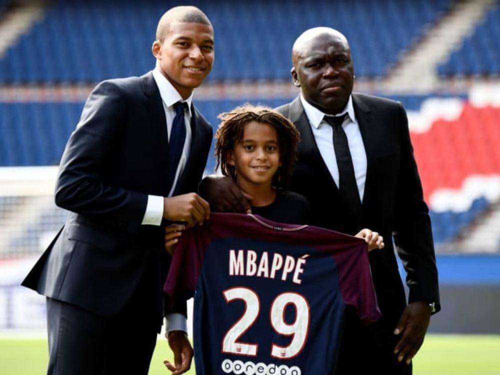 Kylian Mbappe dengan adiknya, Ethan Mbappe. (si.com)