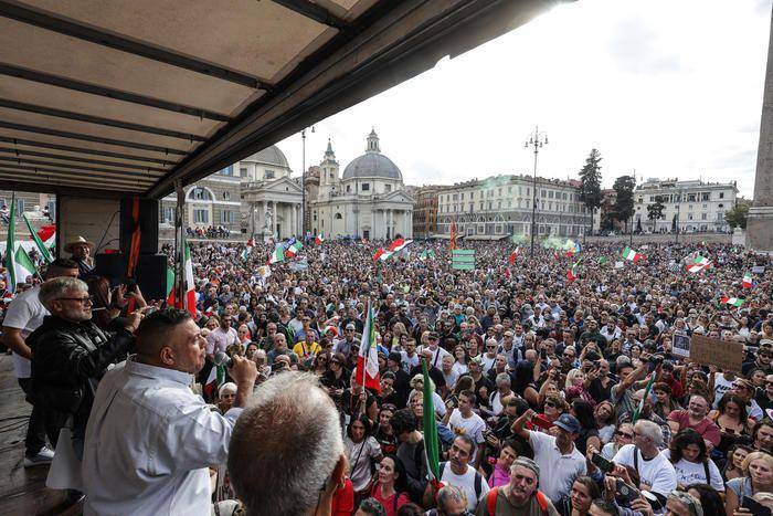 Suasana aksi unjuk rasa di Italia untuk memprotes aturan vaksin. (twitter.com/Diego M)