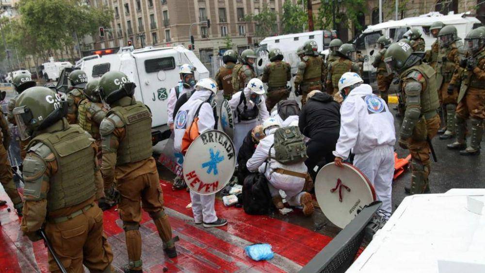 Carabineros yang sedang menjaga demonstrasi Suku Mapuche pada Minggu (10/10/2021). (twitter.com/BenjAlvarez1)