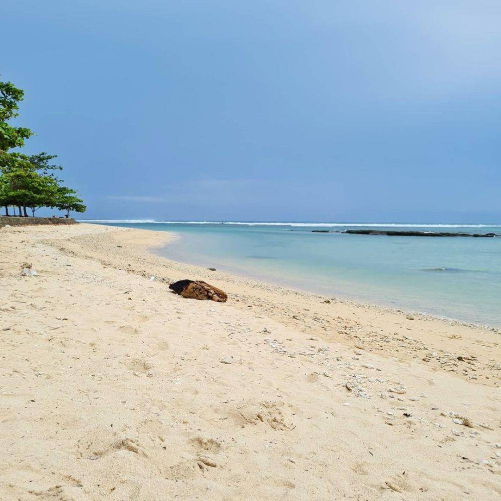 Pantai Ujung Genteng, Sukabumi (instagram.com/febridapratiwi)
